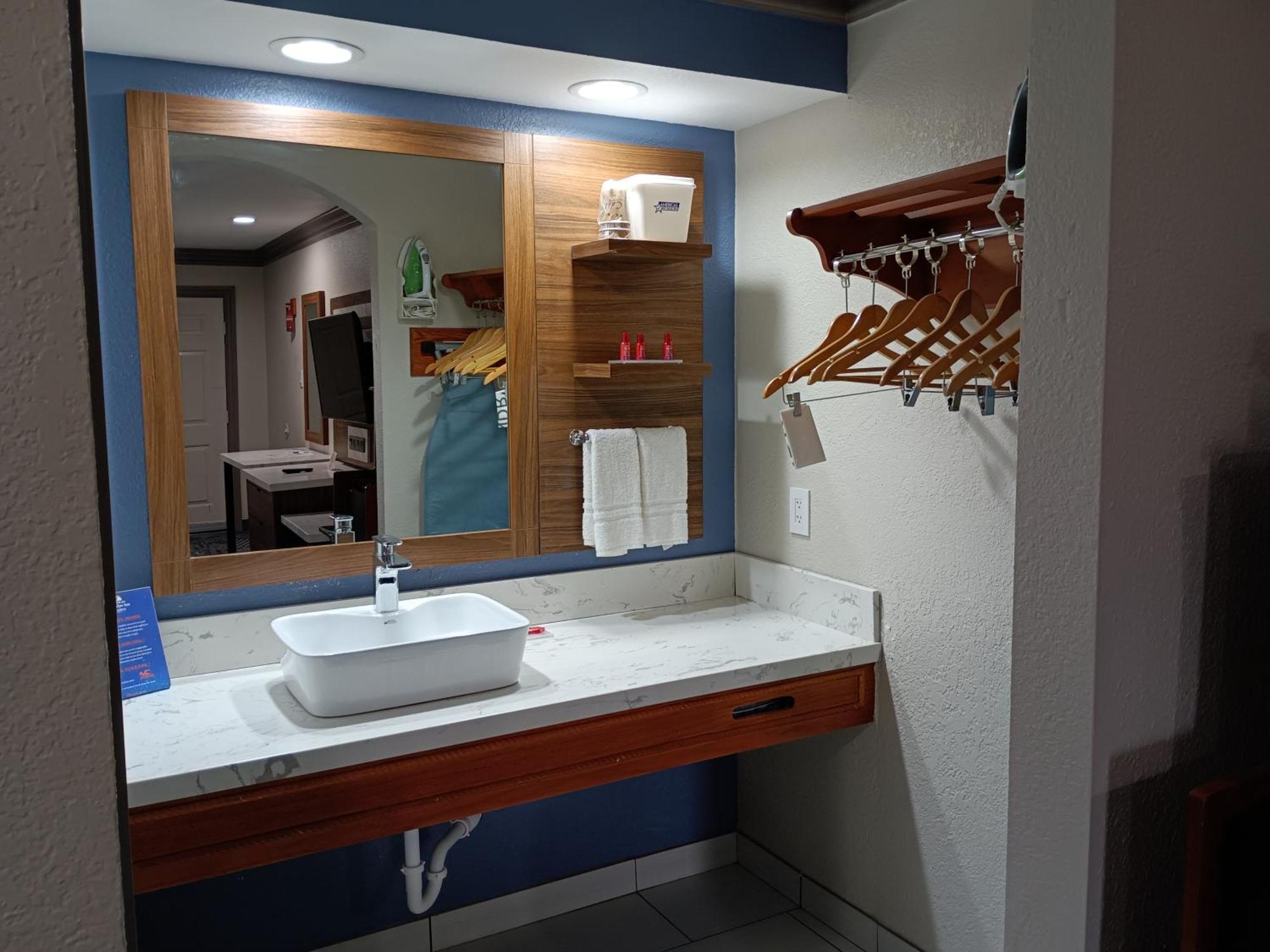 Americas Best Value Inn & Suites-Alvin/Houston Exteriör bild