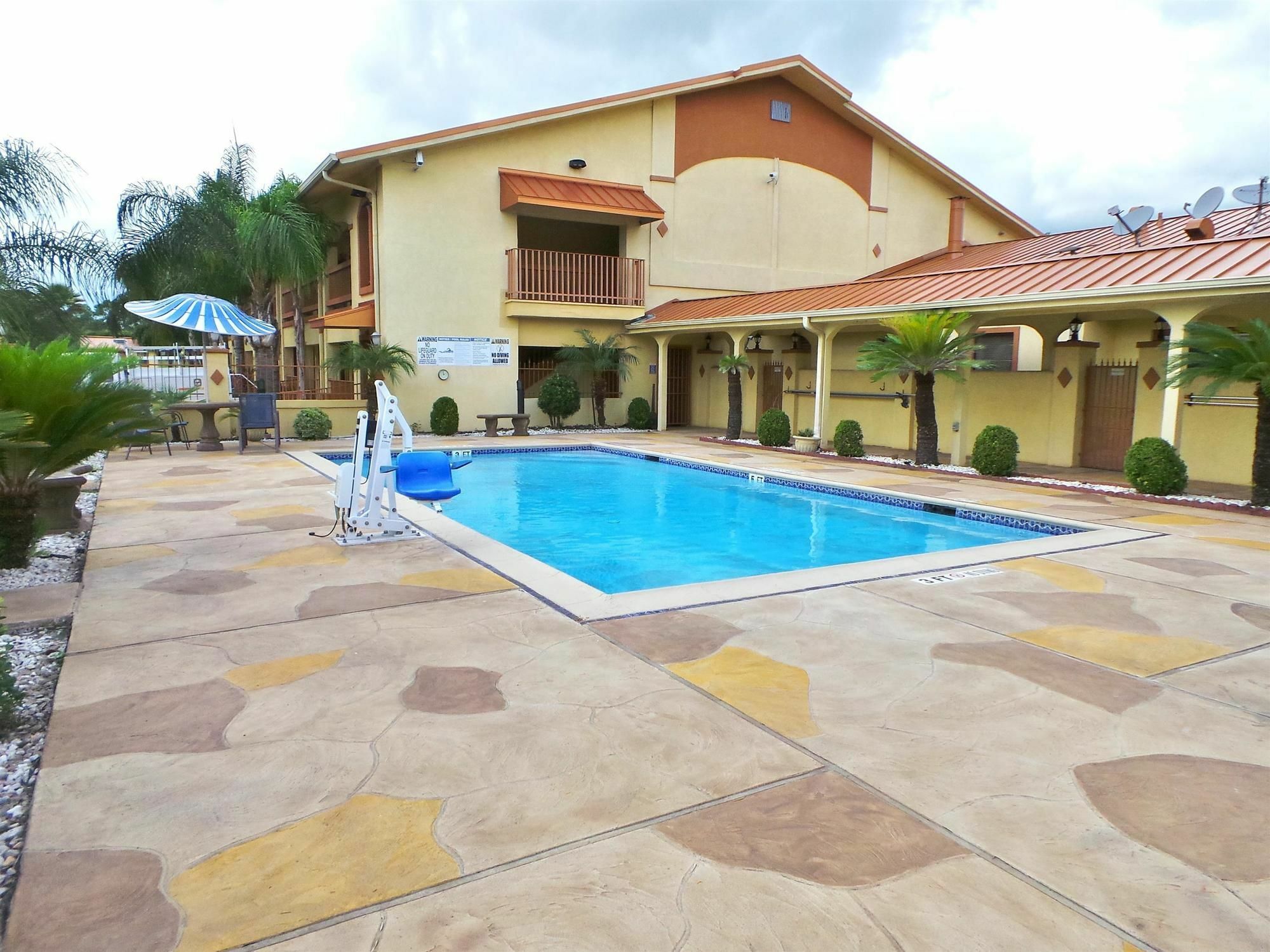Americas Best Value Inn & Suites-Alvin/Houston Exteriör bild