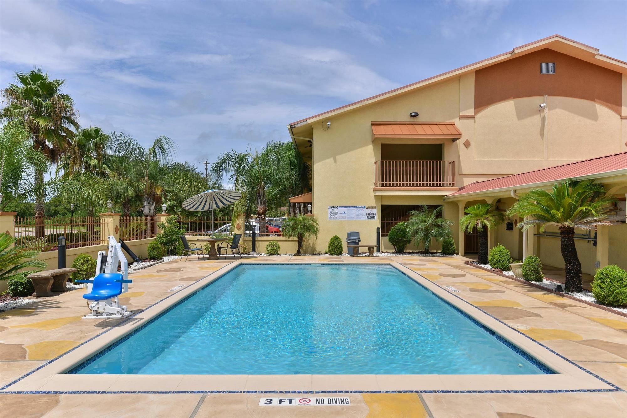 Americas Best Value Inn & Suites-Alvin/Houston Exteriör bild